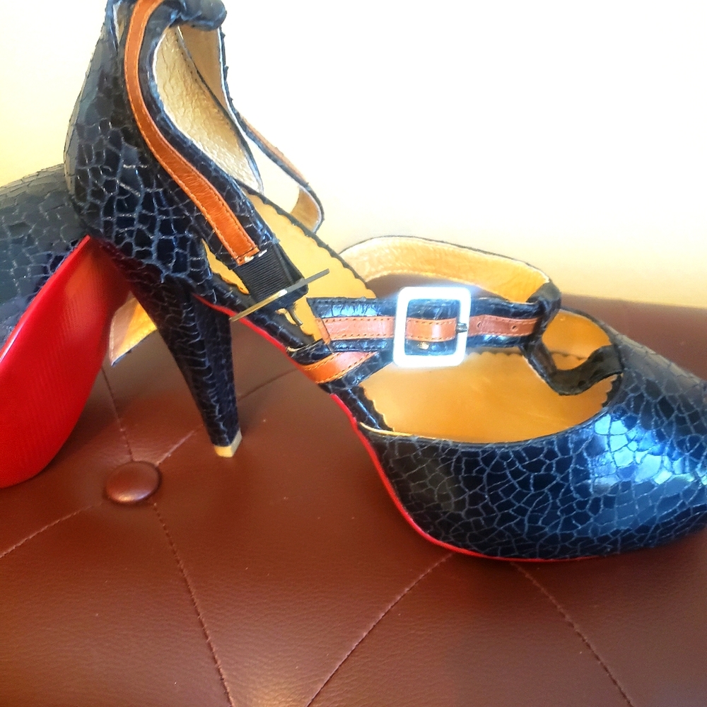 Peep toe pumps